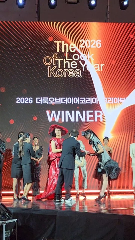 2026 더룩오브더이어 코리아 WINNER 발표 무대